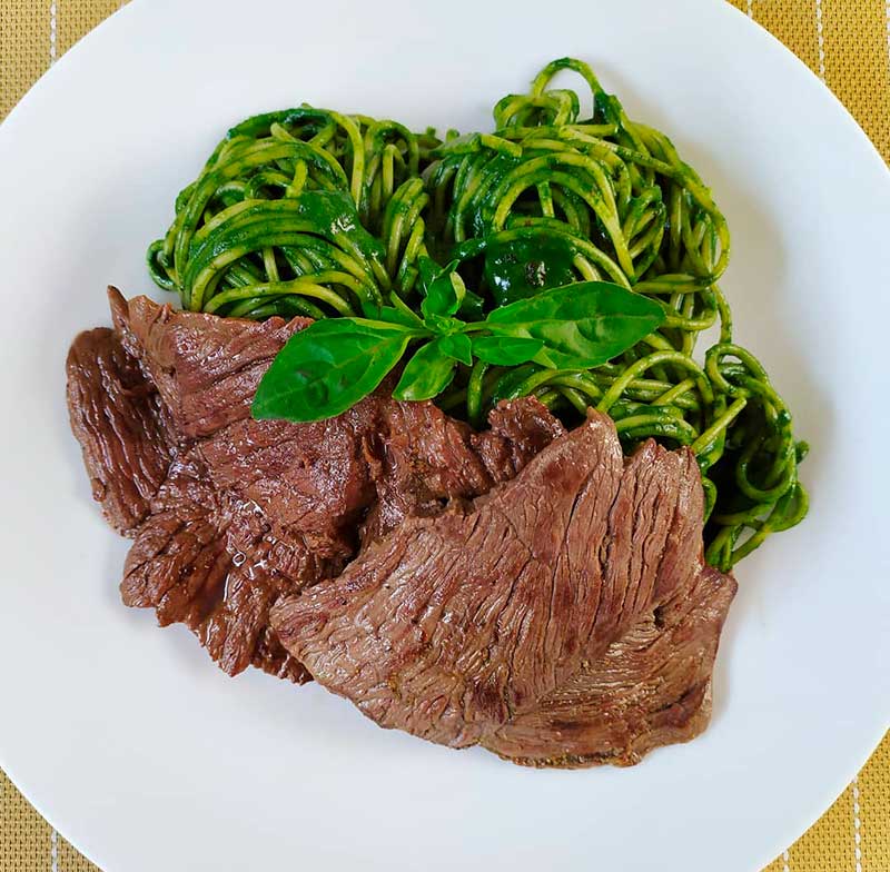 Tallarin al pesto con filete y chuleta